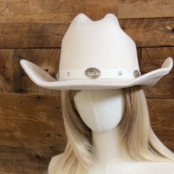 🤍 White Western Cowboy Hat with Silver Conchos – Timeless & Chic 🤍 - Picture 8 of 10